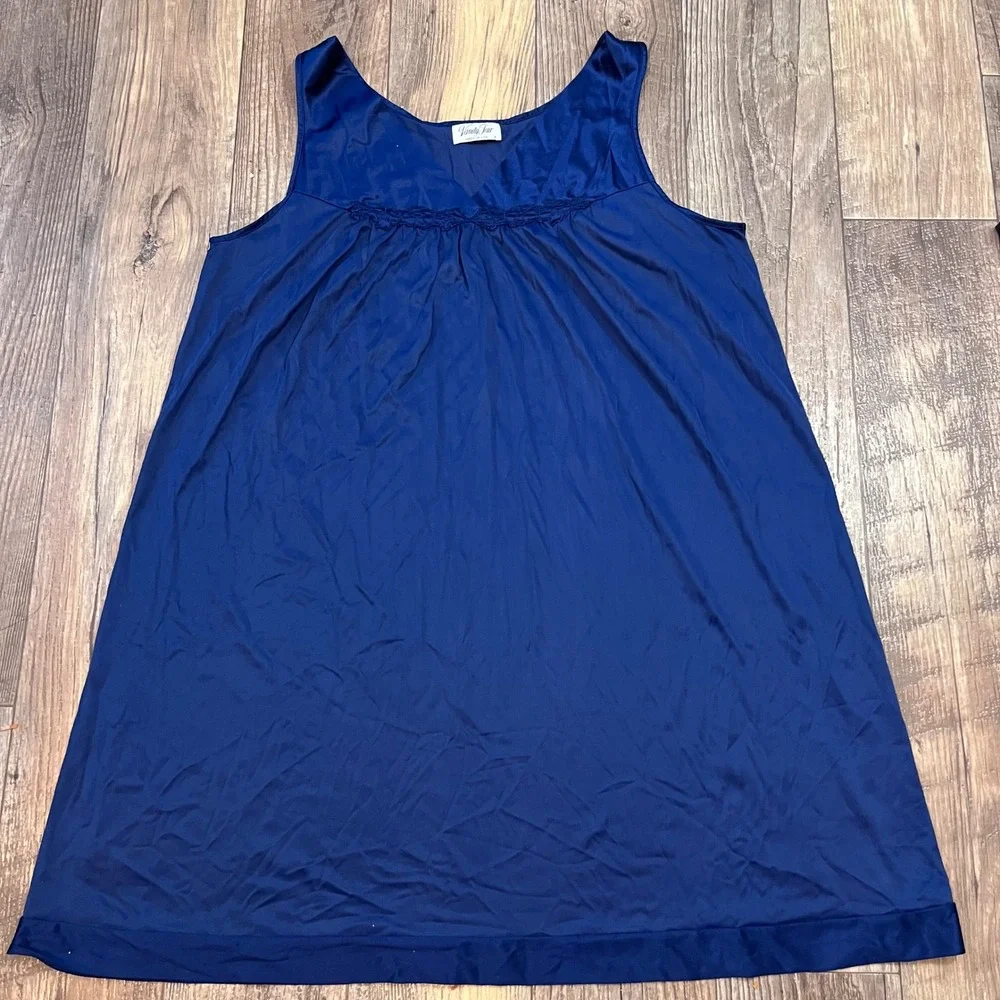 Vanity Fair‎ Vintage Navy Blue Nylon Nightgown Sleeveless Embroidered Chemise L